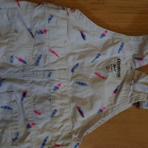 9m Oshkosh beige overalls with blue and pink feathers - Picture 4 of 8